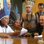 Mobilização Abril Indígena. Brasília-DF, abril de 2006. Reunião dos representantes indígenas com o Presidente da Câmara dos Deputados.